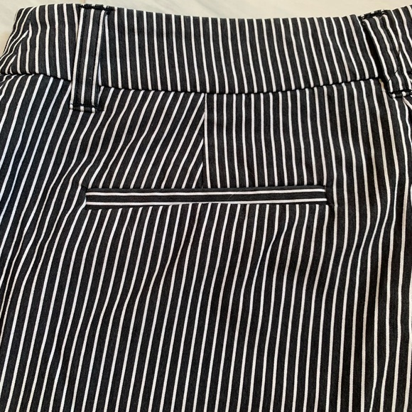 Anne Klein Sport Womens Size 4 Petite White Stripe Cotton Stretch Bermuda Shorts - Picture 8 of 9